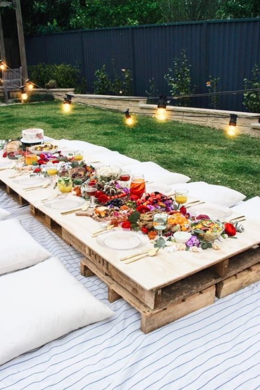 With several weeks left of sun tan season, there is still plenty of time to plan a party! So, we’ve compiled a list of five summer party themes that are perfect for your backyard. We’ve included must-have decorations, colour schemes and the events they would be perfect for.